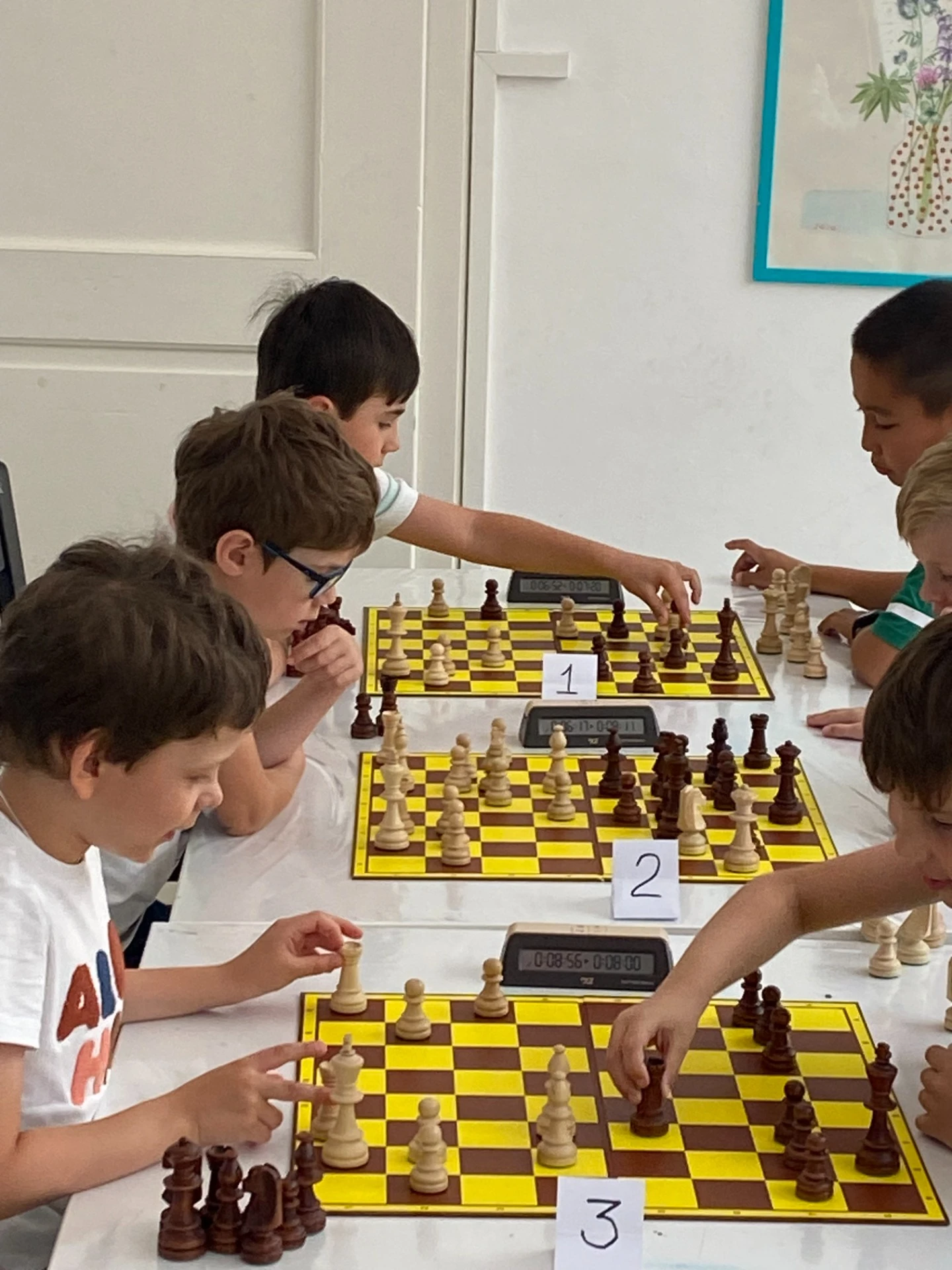Kinder spielen Schach im Kurs