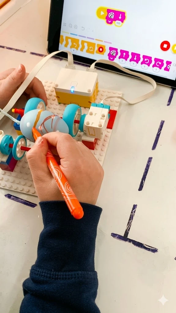 Kinder bauen Lego Spike Roboter im Frühlingsworkshop